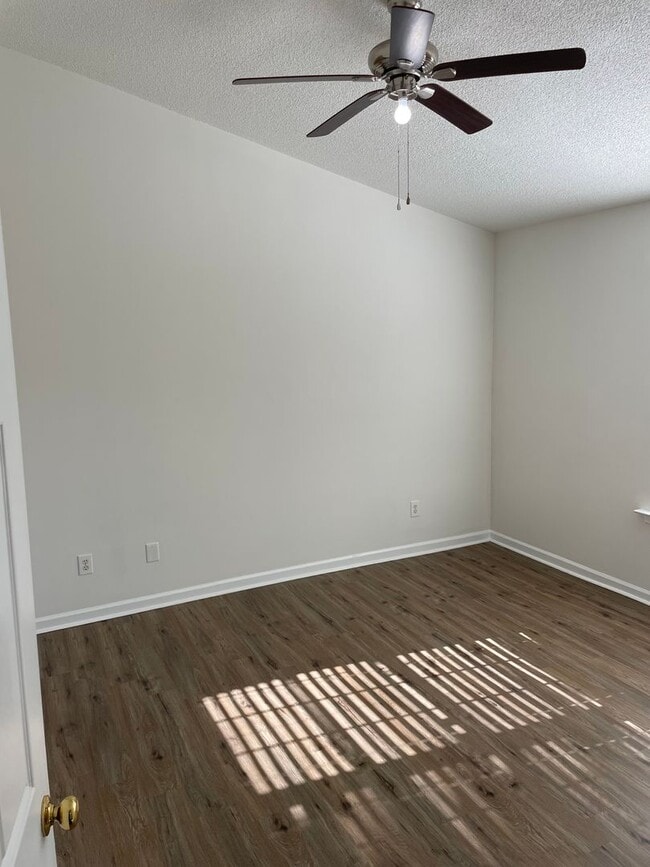 Building Photo - Cozy Two Bedroom Condo Close to Ft. Jackson!