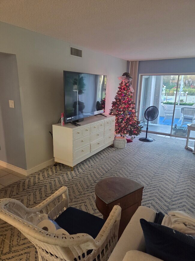 Building Photo - 215 Cypress Way E