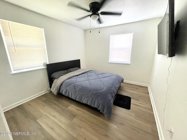 Building Photo - 5949 Maple Leaf Dr E