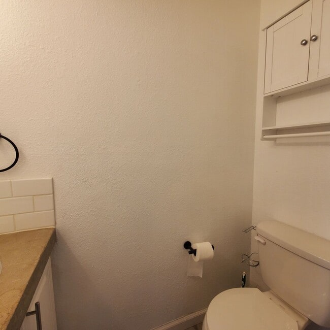 Building Photo - 2 Bedroom Townhome with Pool and Clubhouse/Centrally Located!!