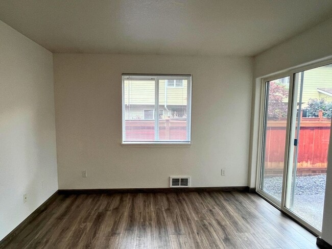 Building Photo - (BRO) 2 Bedroom/2 Bathroom with a Loft