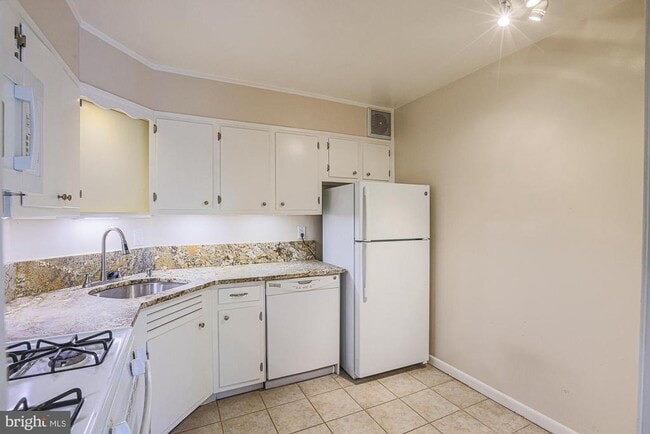 Building Photo - 3535 Chevy Chase Lake Dr