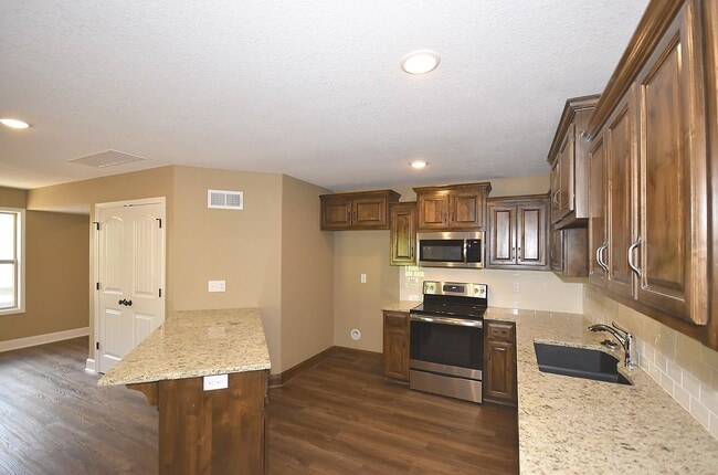 Building Photo - 3 Bedroom 2.5 Bath Duplex