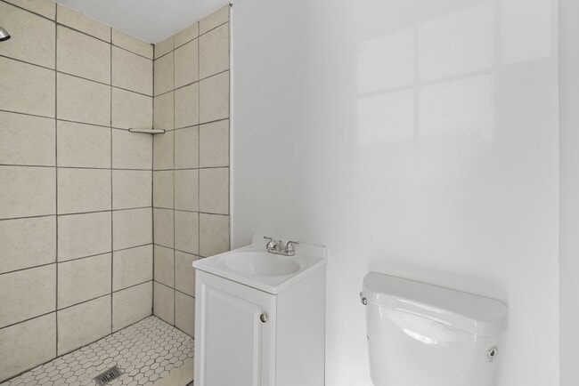 Building Photo - Charming 3 Bedroom, 2 Bathroom house