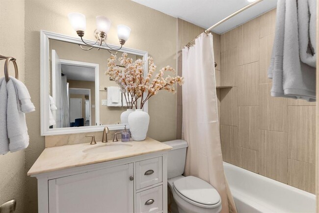 Building Photo - 2320 Montclaire St