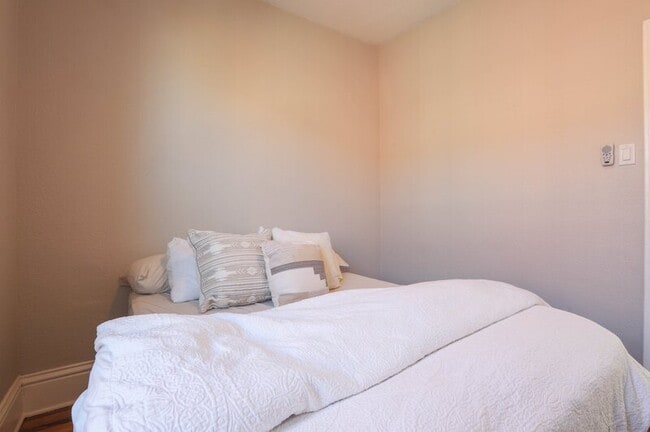 Building Photo - 2220 W 31st Ave