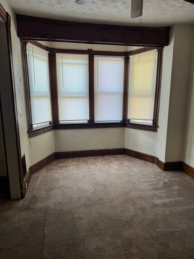 Building Photo - 4 bedroom, 1 bath, half double