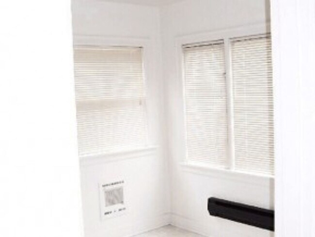 Building Photo - Tudor Style Townhome, Close to UW, Great L...