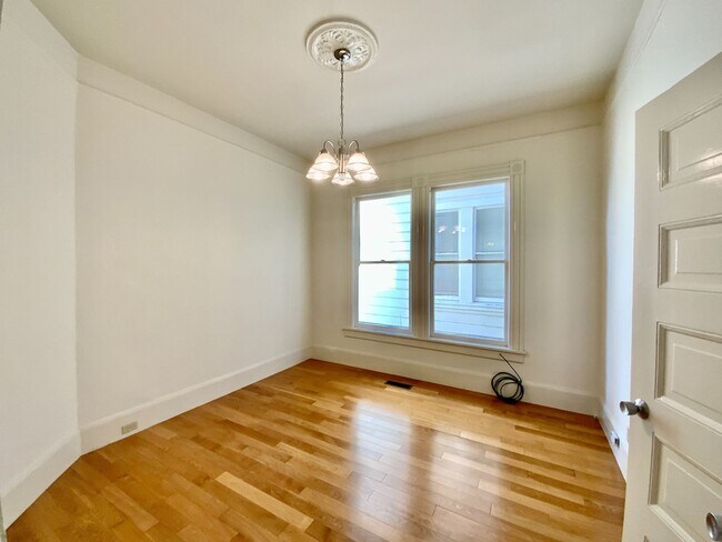Building Photo - Full Floor Flat. PARKING! IN-UNIT LAUNDRY!...
