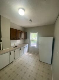 Building Photo - Cozy 1 Bedroom 1 Bath Upstairs Apartment