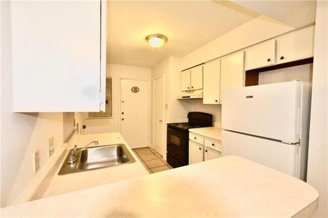 Building Photo - 3030 Edenborn Ave