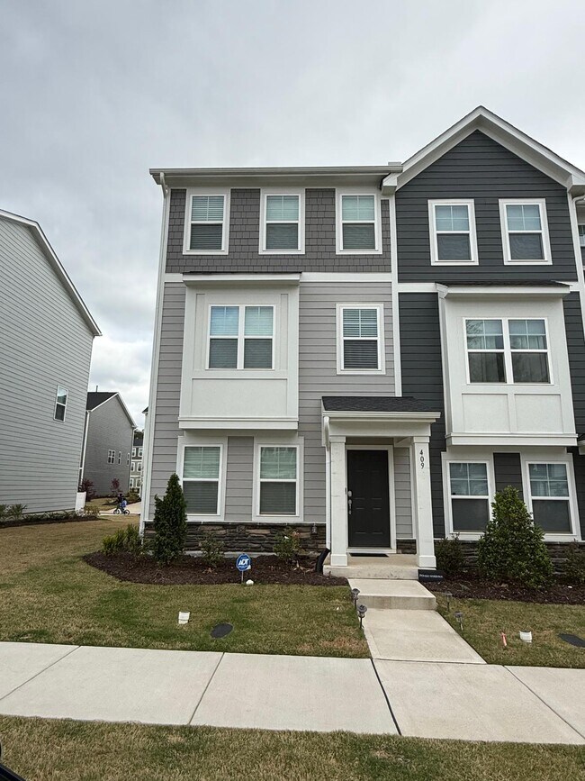 Building Photo - 409 Deercroft Dr