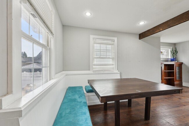 Building Photo - 48 Marinus St