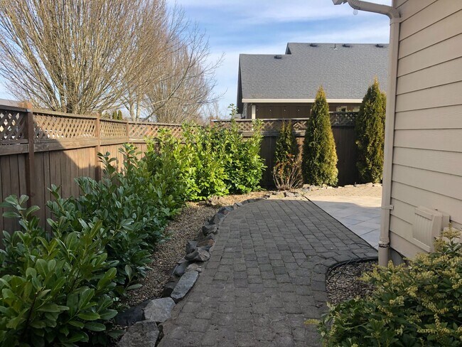 Building Photo - Nice 4 bedroom home with open floor plan and great outdoor space