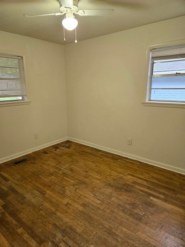 Building Photo - How amazing is this 3 BR 1 BTH home? You'l...