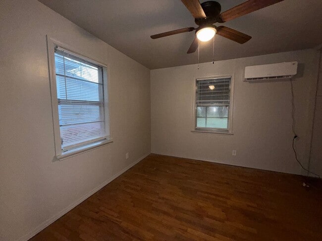 Building Photo - Freshly Painted 4 Bedroom Bungalow/ Vouche...