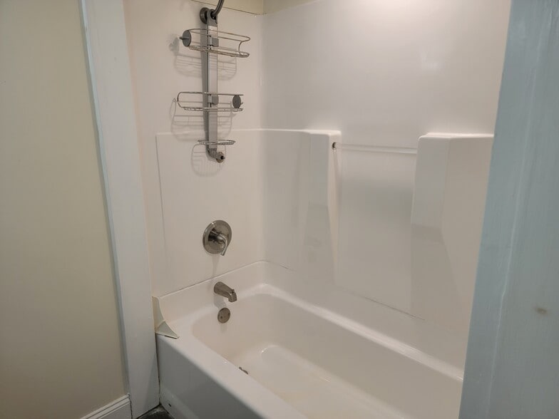 bathroom - 407 Bloom St