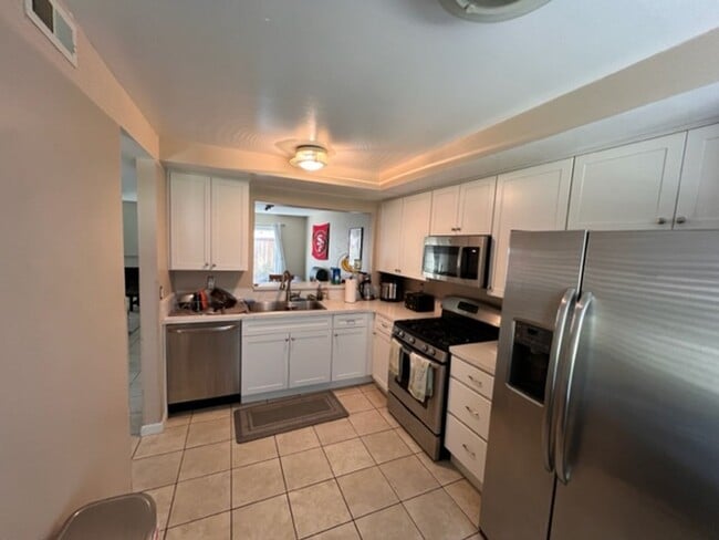 Building Photo - Beautiful 3 BD, 2.5 BA Townhome At The Gro...