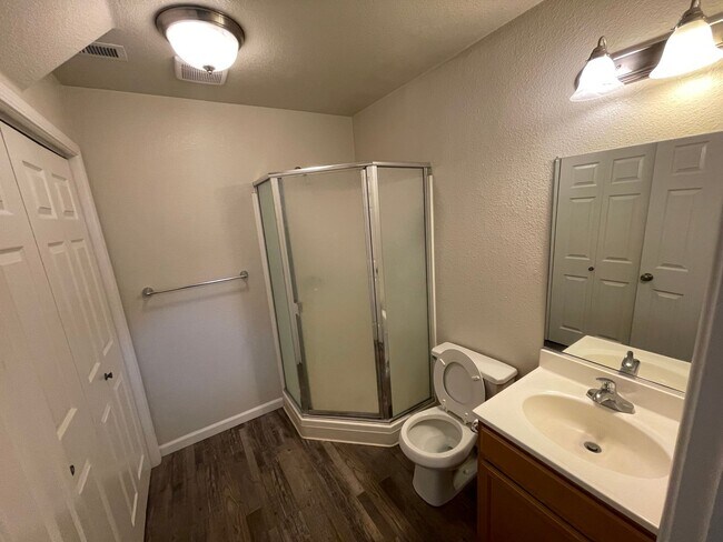 Building Photo - Updated 3 Bed 2 Bath Townhome Located at H...