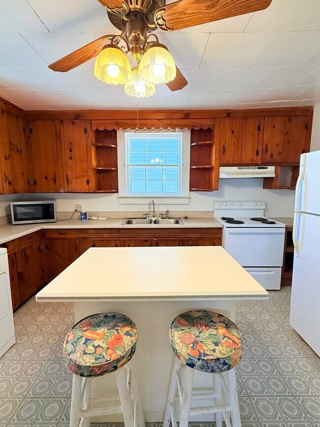 Building Photo - ADORABLE cottage close to everything!