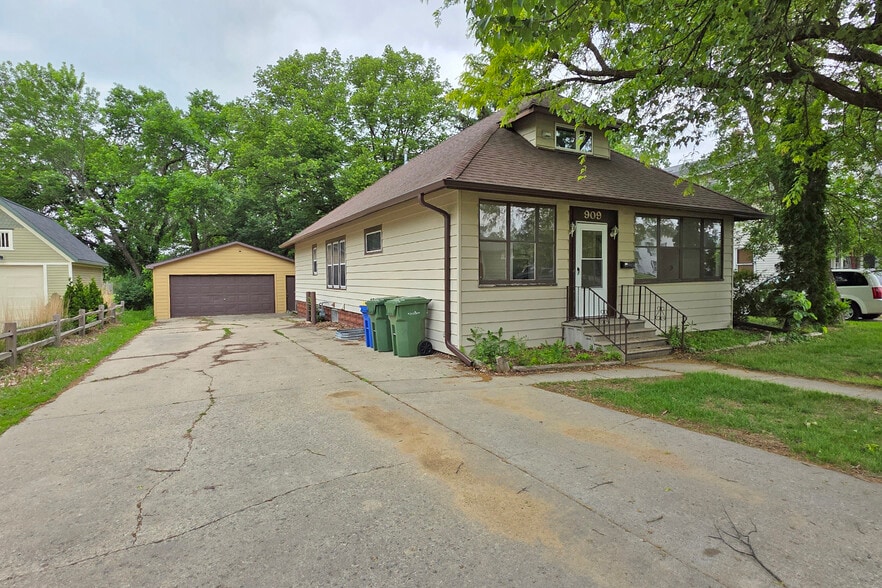 909 6th Ave Side - 909 6th Ave