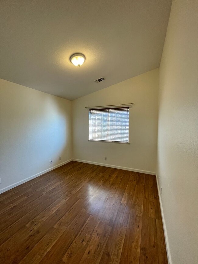 Building Photo - Beautiful 3 Bedroom 2 Bath Single Family H...