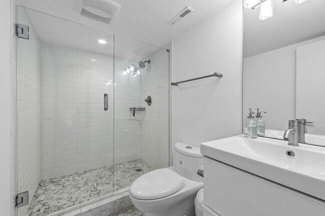 Building Photo - 645 S Glencoe St