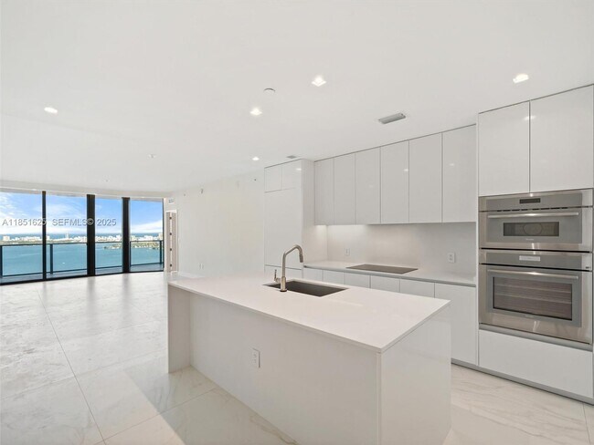 Building Photo - 700 NE 24th St