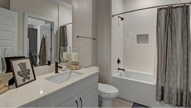 Building Photo - 719 8th Ave S