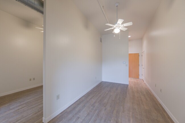 Building Photo - 876 W Lancaster Ave