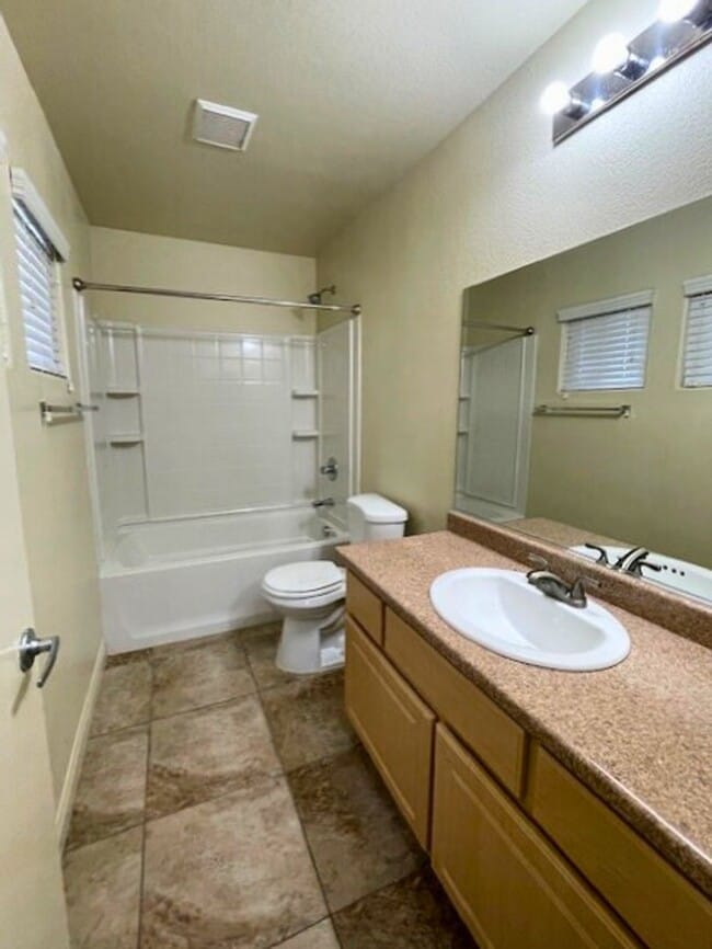 Building Photo - MOVE-IN READY 3BR/2BA SINGLE FAMILY HOME I...