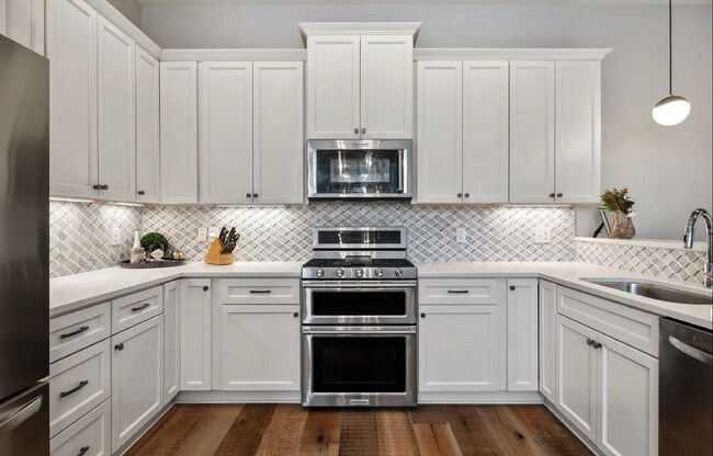 Building Photo - "Experience Nashville Charm: Spacious 3-Bed, 3.5-Bath Retreat on Byrum Avenue!" Fenced Back Yard!