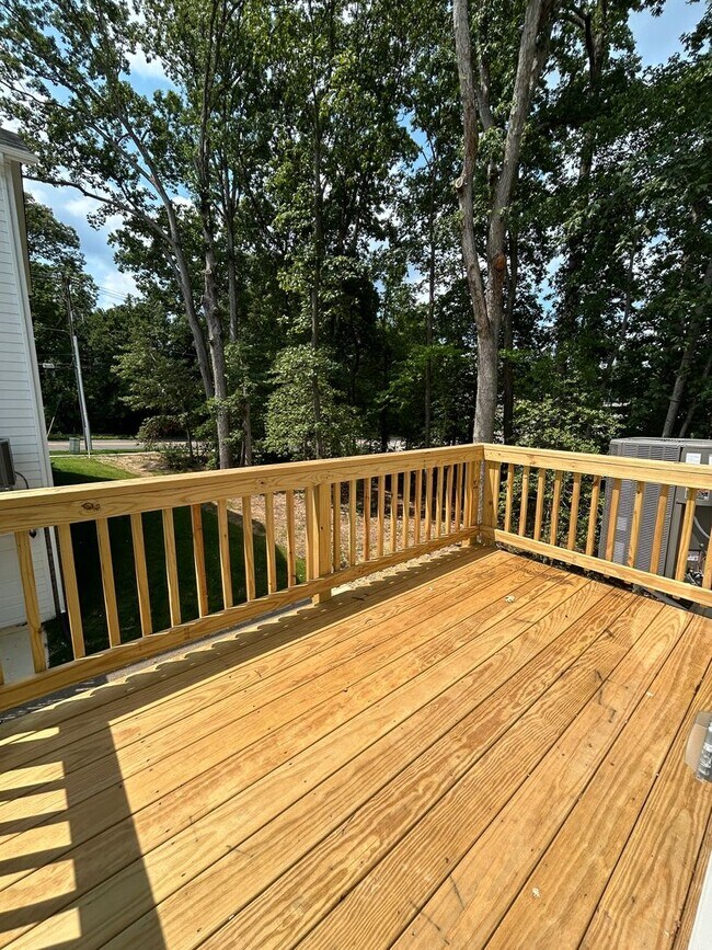 Building Photo - Luxury End-Unit Townhome with 2-Car Garage, Deck & Bonus Room – Available June 5!