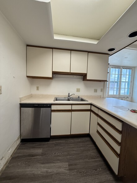 Building Photo - 612 Howard Plz