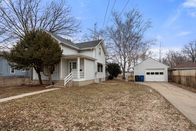 Building Photo - 4 Bedroom Oshkosh House