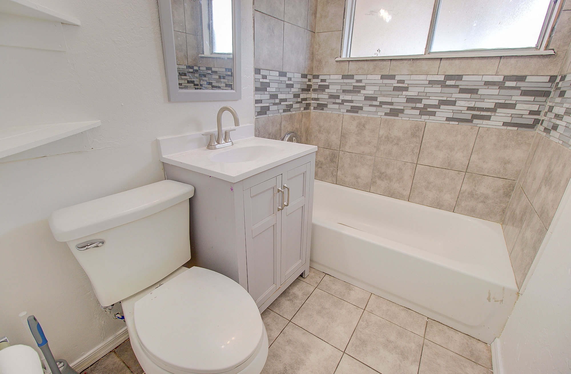BATHROOM - 1130 E 6th St