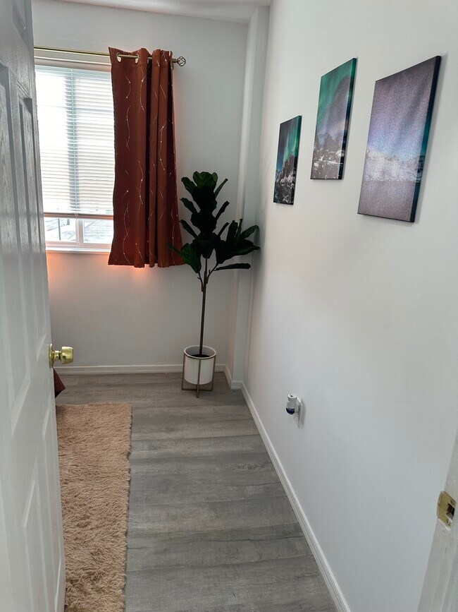 Building Photo - 3826 W 9th St