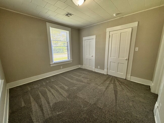 Building Photo - 3 Bedroom 1.5 Bathroom home with a 2 car g...
