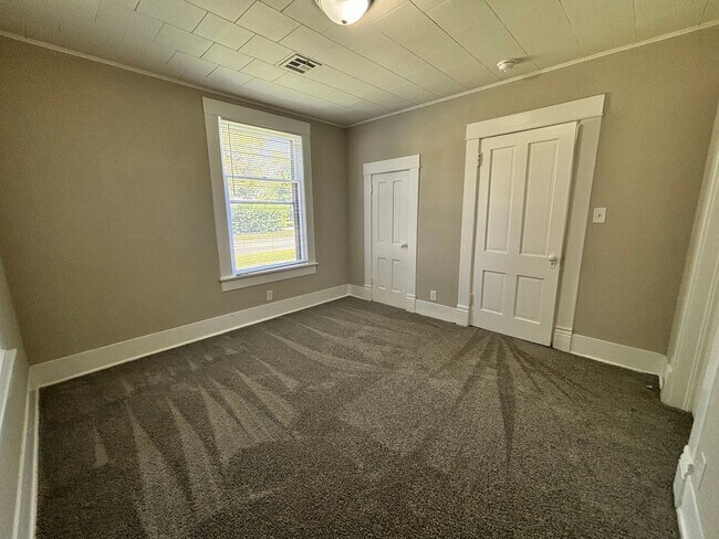 Building Photo - Coming soon! 3 Bedroom 1.5 Bathroom home with a 2 car garage for rent in Winfield!