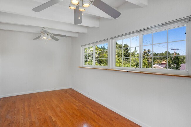 Building Photo - Private 2-Bedroom Fair Oaks Duplex with Gated Driveway & Garage!