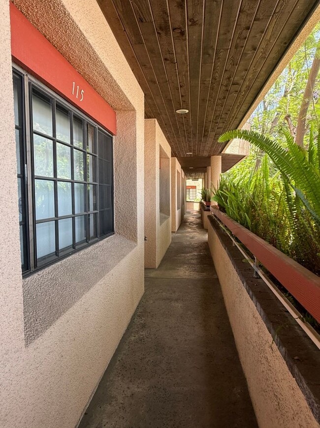 Building Photo - 1 Bed / 1 Bath Gem