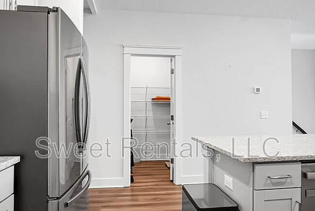 Building Photo - 4565 Mixson Ave