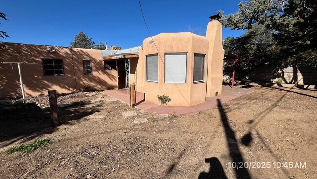 Building Photo - PENDING APPLICATION - Uptown Lovely Home f...