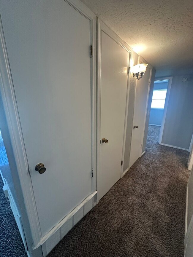 Building Photo - 4844 Woodview Dr