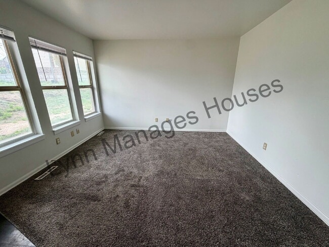 Building Photo - Main Level Three Bedroom Now Ready!