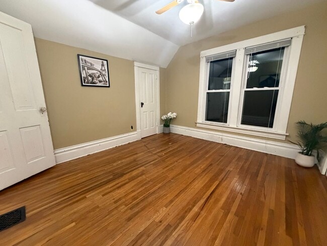 Building Photo - 2 bed, 1 bath home for rent in West Waterloo