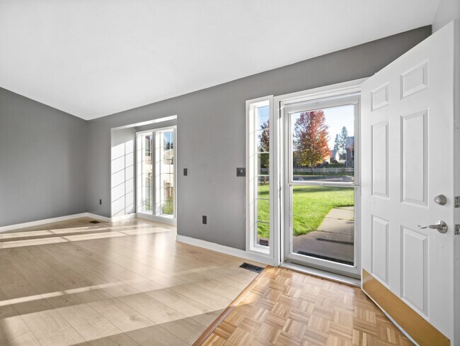 Building Photo - Spacious Home with Fenced Yard & Garage – ...