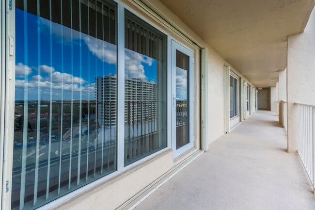 Building Photo - 4301 N Ocean Blvd