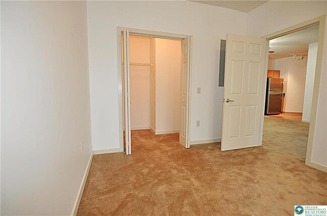 Building Photo - 2121 Hokendauqua Ave