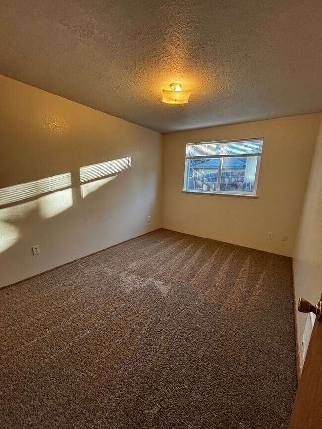 Building Photo - Bring the Dog! 3 bed 2 bath home located in Midtown Bend, close to parks, trails, and shopping,